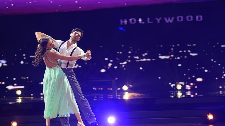 Mit "Lala Land"-Eleganz bet&ouml;rt Schauspieler Jan Kittmann die Jury und bekommt als erster Mann in der "Let's Dance"-Geschichte die volle Punktzahl f&uuml;r den Wiener Walzer.