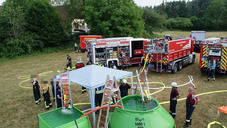 Brand im Dachstuhl: Feuer zerst&ouml;rt Doppelhaus im Kreis Bayreuth