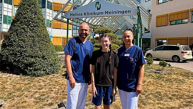 Die 16-j&auml;hrige Klara (Mitte) hat den Frontalzusammensto&szlig; &uuml;berlebt. Mit auf dem Bild zu sehen: mit PD Dr. med. Frank Brennfleck, Chefarzt der Allgemein- und Viszeralchirurgie und Sventlana Shopova-Mircheva, Ober&auml;rztin der P&auml;diatrie.