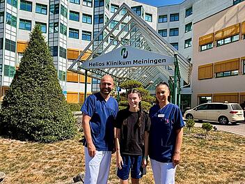 Die 16-j&auml;hrige Klara (Mitte) hat den Frontalzusammensto&szlig; &uuml;berlebt. Mit auf dem Bild zu sehen: mit PD Dr. med. Frank Brennfleck, Chefarzt der Allgemein- und Viszeralchirurgie und Sventlana Shopova-Mircheva, Ober&auml;rztin der P&auml;diatrie.