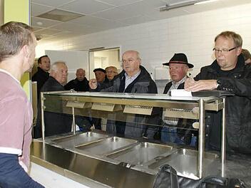 Einiges muss noch nachgebessert werden in der neuen Eltmanner Schulmensa. So wurde der "Spuckschutz" vor der Essensausgabe von der Hygieneaufsicht als nicht ausreichend erachtet, erläuterte Hausmeister Reiner Reitz (links) den Mitgliedern des Bauausschusses.