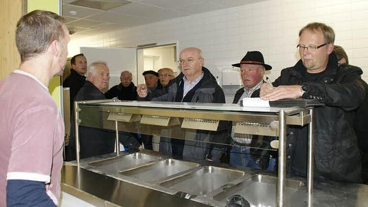 Einiges muss noch nachgebessert werden in der neuen Eltmanner Schulmensa. So wurde der "Spuckschutz" vor der Essensausgabe von der Hygieneaufsicht als nicht ausreichend erachtet, erläuterte Hausmeister Reiner Reitz (links) den Mitgliedern des Bauausschusses.