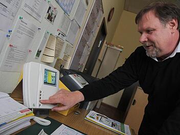 Michael Kaukal, Schulleiter der Wunderburgschule in Bamberg, zeigt das Überwachungssystem. Foto: Michael Gründel