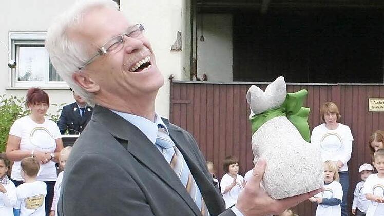 Über den Steinhasen für seinen Schreibtisch freute sich Helmuth Firsching königlich. Der örtlich Beauftragte Werner Dallner hatte lange nach einem Geschenk gesucht, das wie Firsching "Haken schlagen kann und schwer genug ist, um ihn an das Verfahren zu erinnern".