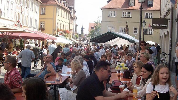 Voller Marktplatz beim Nachbarschaftsfest.