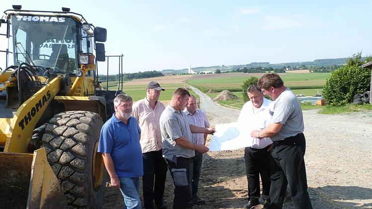 Mit weiteren Wegbauma&szlig;nahmen wird die Zweitflurbereinigung in der Gemeinde Himmelkron in diesem Jahr zum Abschluss gebracht. Unser Bild zeigt (von links) J&uuml;rgen Riedelbauer vom Verband f&uuml;r L&auml;ndliche Entwicklung, Detlef H&auml;rtlein vom Bauhof der Gemeinde Himmelkron, die Landwirte Gerd Eichhorn und Hans-Klaus Opitz, B&uuml;rgermeister Gerhard Schneider und TG-Vorsitzenden Harald Peetz. Foto: Werner Reissaus