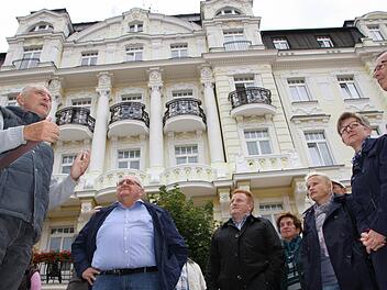 Stadtführer Walter Dotzauer zeigte der Delegation aus dem Landkreis Bad Kissingen die historische Bausubstanz. Fotos: Ralf Ruppert