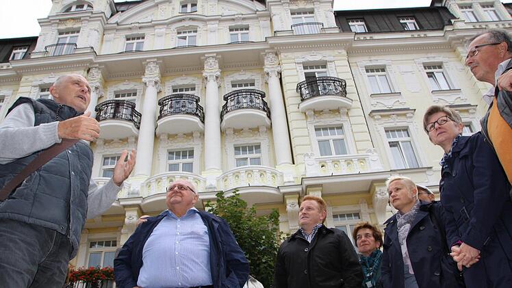 Stadtführer Walter Dotzauer zeigte der Delegation aus dem Landkreis Bad Kissingen die historische Bausubstanz. Fotos: Ralf Ruppert