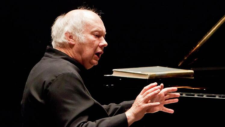 Faszinierender Pianist und genialer Musik-Erklärer: Michael Leslie bei seinem Beethoven-Abend in Coburg. Foto: Jochen Berger