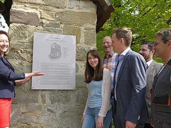 Gut gemacht: Anja Augustin erläutert Jenny Liebermann, Lothar Mulack, Tobias Ehrlicher, Pfarrer Christian Rosenzweig und Bauhofleiter Klaus Sommer (von links) die Fakten, die sie über die historische Stadtmauer gesammelt hat. Foto: Berthold Köhler