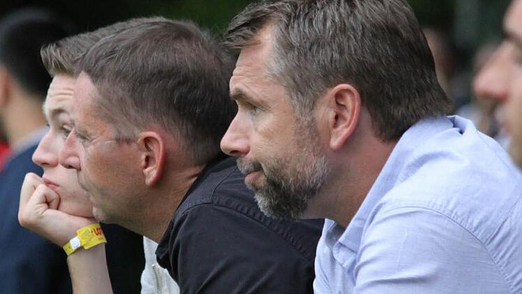 Zaungast: Kickers-Trainer Bernd Hollerbach (r.)