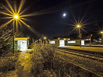 Der Fußgängertunnel am Haßfurter Bahnhof besitzt drei Ausgänge, durch die Bahnfahrer genutzt werden in der Regel nur die beiden rechts. Der linke führt ins "Nirwana". Na, nicht ganz: Von hier aus bietet sich die Abkürzung über das Gelände der Feuerwehr zum Fußgängertunnel unter der Nordtangente an. Die Bahn will aber den Durchgang zumauern. Sie braucht das Gelände für die Baulogistik. Foto: René Ruprecht