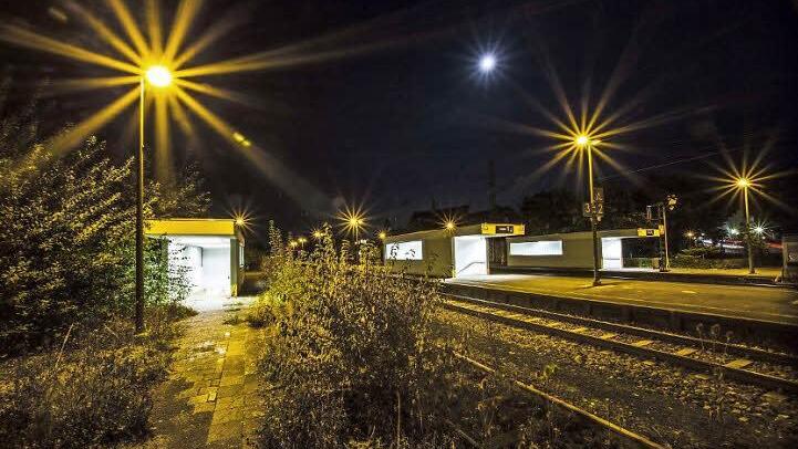 Der Fußgängertunnel am Haßfurter Bahnhof besitzt drei Ausgänge, durch die Bahnfahrer genutzt werden in der Regel nur die beiden rechts. Der linke führt ins "Nirwana". Na, nicht ganz: Von hier aus bietet sich die Abkürzung über das Gelände der Feuerwehr zum Fußgängertunnel unter der Nordtangente an. Die Bahn will aber den Durchgang zumauern. Sie braucht das Gelände für die Baulogistik. Foto: René Ruprecht