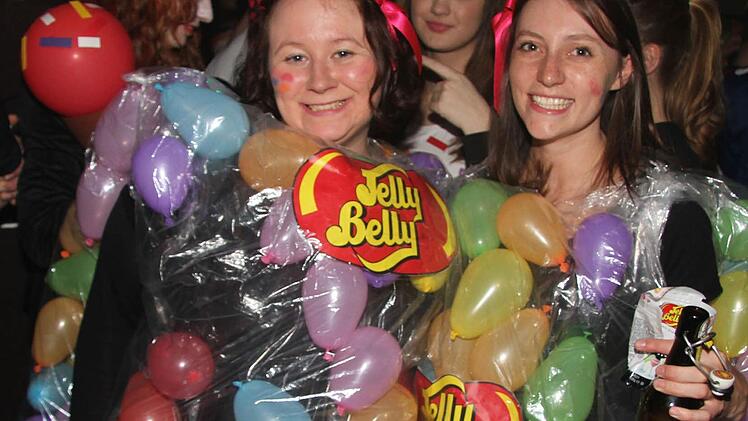 Das mit Luftballons gepolsterte Jelly Belly-Kostüm sicherte ein bisschen Freiraum. Keine schlechte Idee bei der drangvollen Enge.