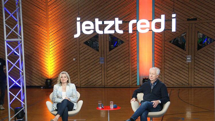 Ministerin Melanie Huml und Pfleexperte Claus Fussek waren die prominenten Talkgäste bei Jetzt red i zum Thema Pflege.
