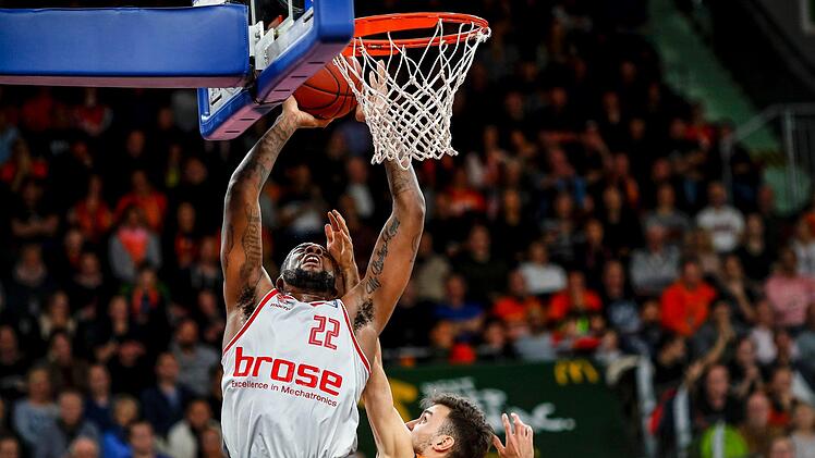 Cliff Alexander (l.) setzte sich etliche Male unter dem Ulmer Korb energisch durch. Hier nutzt der Bamberger Center seinen Größenvorteil gegen Ismet Akpinar. Foto: Daniel Löb