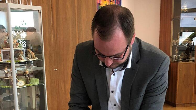 Sebastian Straubel beim Anschneiden der WillkommenstorteNina Kutscher
