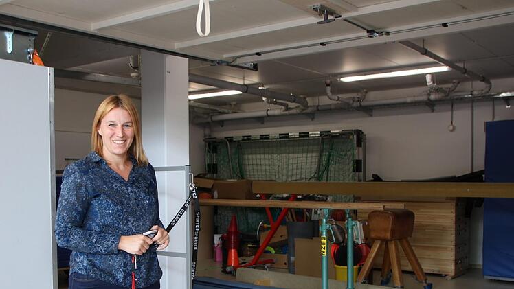 Schulleiterin Christiane Helfrich freut sich sehr, dass die Gemeinde auch in neue Sportgeräte investiert hat. Foto: Ulrike Müller