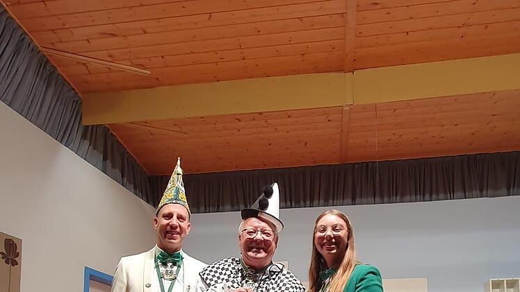 Jürgen Seit (Vizepräsident FEN Regionalverband Unterfranken) freut sich mit  Gerhard Güldner (geehrt mit dem Orden "Narr von Europa Brillant mit Krone") und Anna-Lena Seit (Jugendpräsidentin FEN Regionalverband Unterfranken). Foto: Ingo Kneup