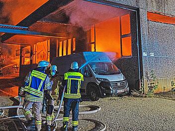 Gewaltige Flammen haben eine Lagerhalle in Lichtenfels zerst&ouml;rt. Es gibt Verletzte bei den Feuerwehrleuten.Ferdinand Merzbach/News5