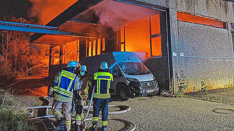 Gewaltige Flammen haben eine Lagerhalle in Lichtenfels zerst&ouml;rt. Es gibt Verletzte bei den Feuerwehrleuten.Ferdinand Merzbach/News5