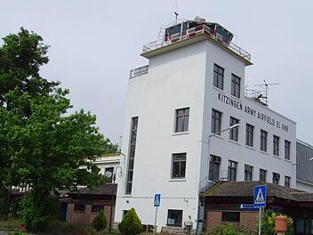 Rund um den Kitzinger Flugplatz-Tower soll bald neues Leben Einzug halten.  Foto: Archiv