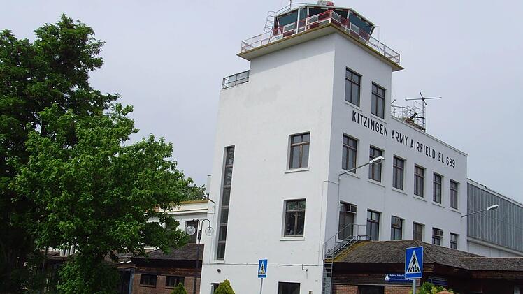 Rund um den Kitzinger Flugplatz-Tower soll bald neues Leben Einzug halten.  Foto: Archiv
