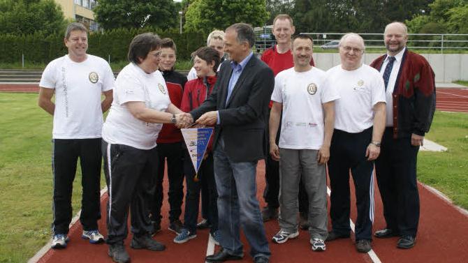 Da strahlen Vorsitzende Julitta Ott und ihre "Abteilung Sportabzeichen" um die Wette: Der BLSV-Kreisvorsitzende Andreas Schröck und Sportabzeichen-Beauftragter Stefan Hornung würdigen den Verein für seine Initiative, durch die im vergangenen Jahr 41 Prozent der Mitglieder das Deutsche Sportabzeichen ablegten. Foto: sw