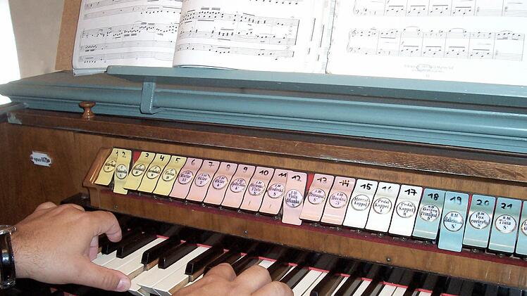 "Solche Tasten gibt es heute gar nicht mehr", hat der Organist Christian Brückner mehrfach wiederholt. Die obere bunte Reihe ist aus einem Kunststoff, den es nicht mehr gibt, und mit Porzellanplaketten beschriftet. Foto: Marina Zimmermann