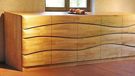 Eine Anrichte im Design "Woge" in Kirsche.