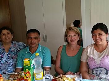 Die Neunkirchner Asylbeauftragte Marijana Dollack (2.v.r.) im Kreise einer albanischen Familie.  Fotos: Petra Malbrich