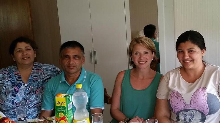 Die Neunkirchner Asylbeauftragte Marijana Dollack (2.v.r.) im Kreise einer albanischen Familie.  Fotos: Petra Malbrich