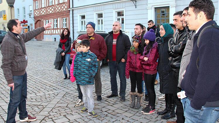Führer Shadi Assad mit seiner Gruppe auf dem Marktplatz