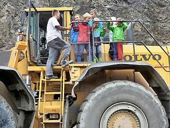 Im Diabas-Steinbruch konnten die Kinder auch einen riesigen Muldenkipper besteigen. Foto: Klaus-Peter Wulf