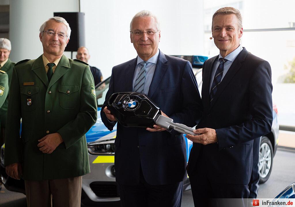 Blaue Dienstautos für die bayerische Polizei