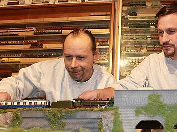 Bernd Deinlein (l.) und sein Freund Markus Stöcklein an einer Anlage Foto: Anette Schreiber