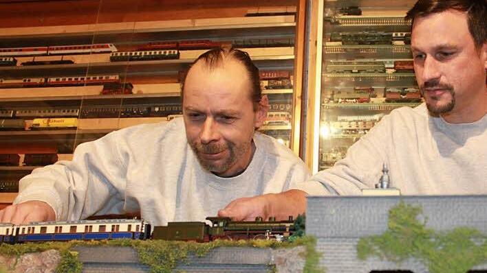 Bernd Deinlein (l.) und sein Freund Markus Stöcklein an einer Anlage Foto: Anette Schreiber