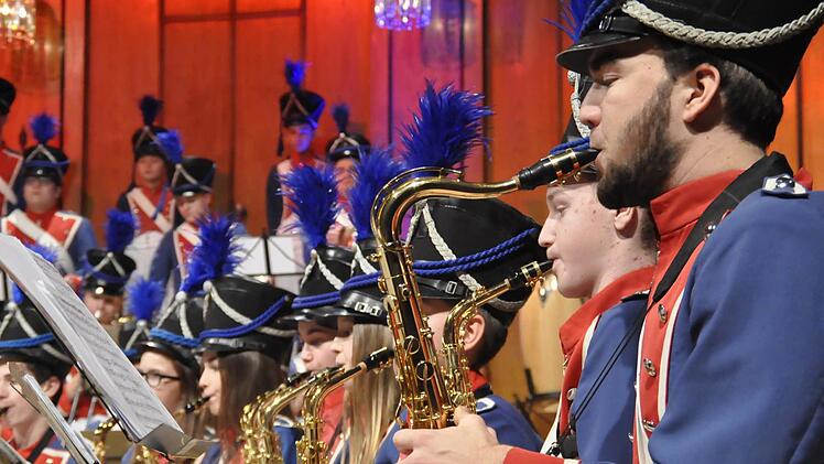 Sie sehen in ihren Uniform von 1812 nicht nur gut aus, sondern machen auch hervorragende Musik - die Jugendlichen des Jugendmusikkorps der Stadt Bad Kissingen. Foto: Peter Klopf