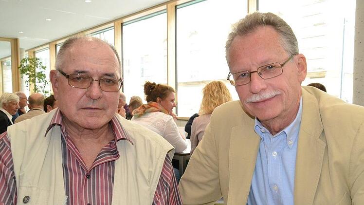 Wieland Hollweg (rechts) und Roland G&ouml;tschel erinnerten sich an ihre gemeinsame Schulzeit. Foto: Uschi Prawitz