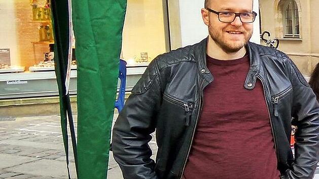 David Klanke am Infostand der Linkspartei am Gabelmann Foto: RgerPress