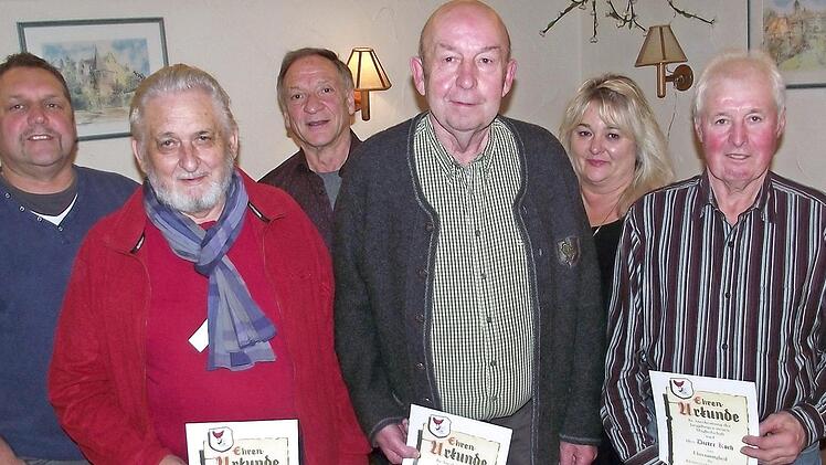 Zu Ehrenmitgliedern - hier mit Offiziellen - wurden ernannt (vorne, von links): Alois Prediger, Manfred Göppner und Dieter Koch.