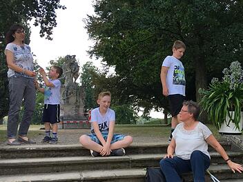 Familie mit Leihoma - im Park von Schloss SeehofAnette Schreiber