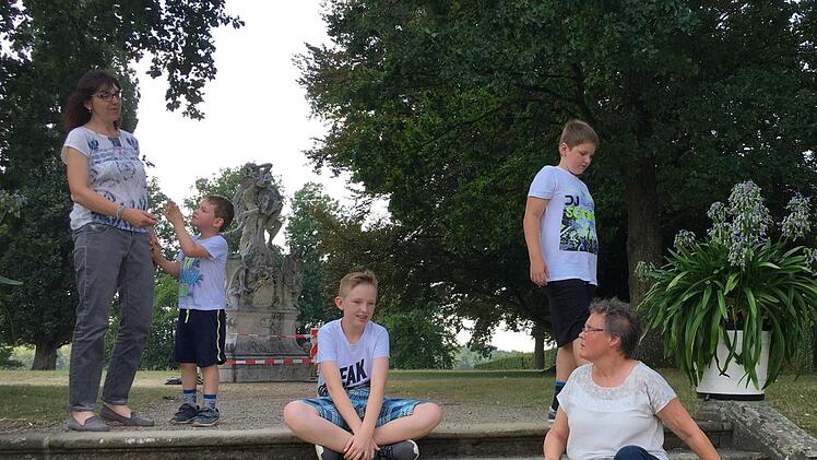 Familie mit Leihoma - im Park von Schloss SeehofAnette Schreiber