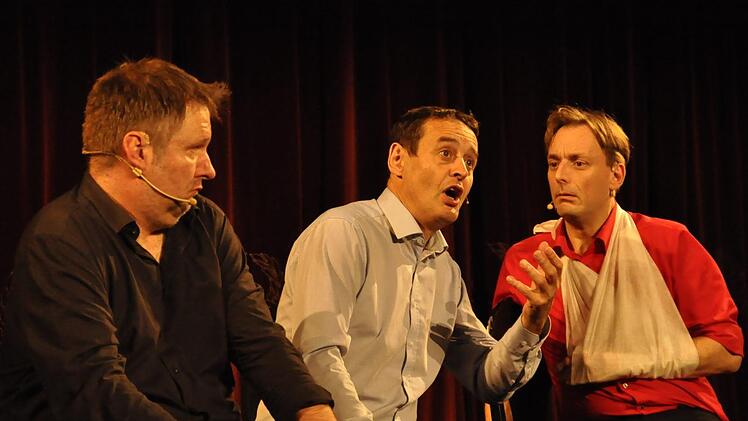 Jeder will beim Hausarzt den anderen mit seinem Wehwehchen übertrumpfen (Michael A. Tomis, Georg Koeniger und Florian Hoffmann von links).  Foto: Peter Klopf