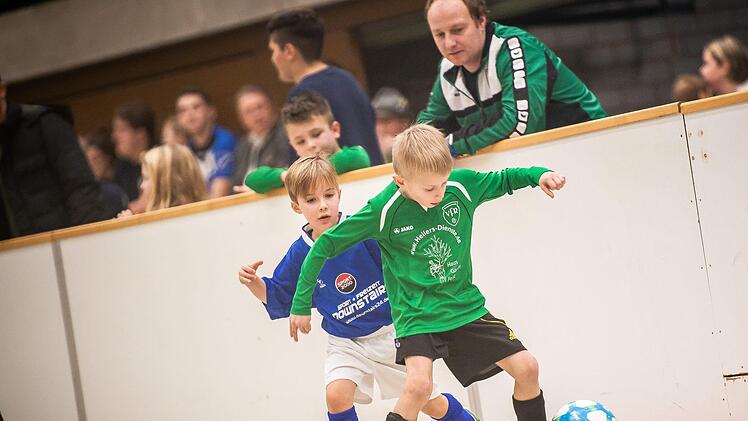 Szene aus dem Einlagespiel zwischen den G-Junioren des VfB Kulmbach (blaue Trikots) und des VfR Katschenreuth (grün). Foto: Alexander Muck