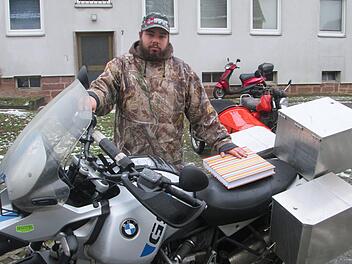 Der Hammelburger Philip Uebel mit seiner "Maschine" und einem  Fotoalbum voller Erinnerungen.                                                Winfried Ehling