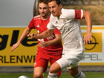 Einen Schritt voraus ist hier der Lichtenfelser Kapit&auml;n Tobias Zollnhofer (rechts) vor seinem Gegner Adrian Guhling. Foto: Gunther Czepera