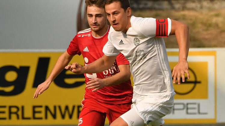 Einen Schritt voraus ist hier der Lichtenfelser Kapit&auml;n Tobias Zollnhofer (rechts) vor seinem Gegner Adrian Guhling. Foto: Gunther Czepera