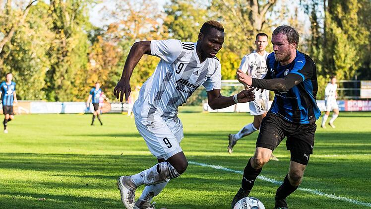 Muhammed Abubakar (weißes Trikot) legte das 2:0 von Patrick Hoffmann vor. Für den FC Herzogenaurach um Spielertrainer Jakob Karches gab es beim Jahn nichts zu holen. Fotos: Andreas Klupp