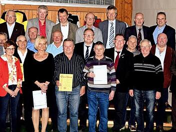 Der festliche Rahmen des Jubil&auml;umsabends bot zugleich eine gute Gelegenheit f&uuml;r den 1. FC Altenkunstadt, um seine langj&auml;hrigen und verdienten Mitglieder zu ehren.  Foto: Dieter Radziej